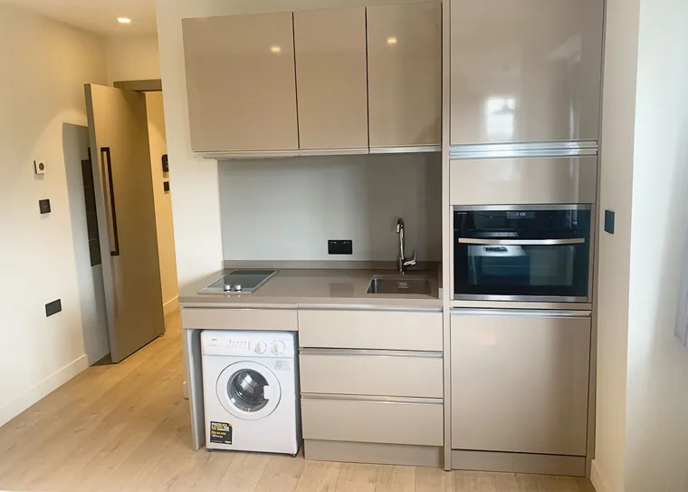 Fitted kitchen with an oven and washing machine